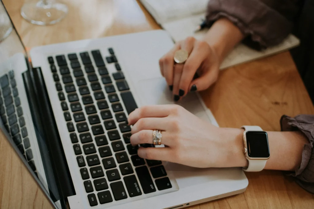 sesja online psycholog Kostecka. Pacjentka rozmawia z psychologiem w bezpiecznym, domowym otoczeniu. Terapia online umożliwia regularny kontakt bez względu na miejsce. Pacjentka podczas psychoterapii online - rozmawia z psychologiem przez komputer