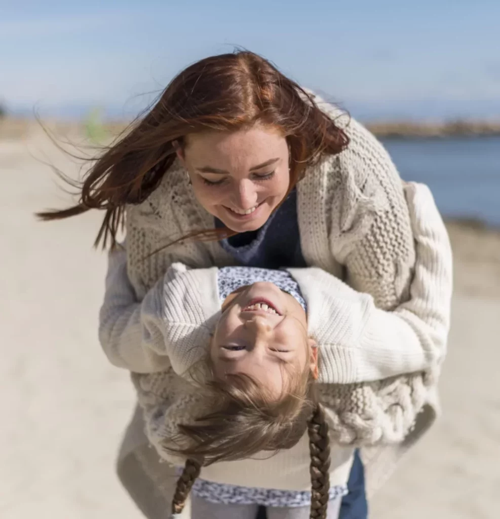 Matka i dorosła córka rozmawiają o emocjach - symbol bliskości w relacji rodzinnej